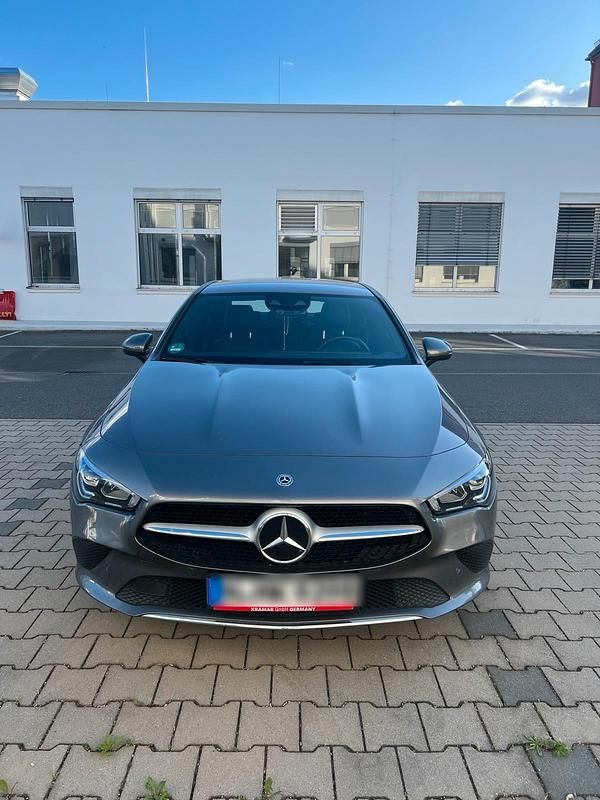 Grau Gebraucht 2019 Mercedes CLA180 Limousine | 26.500 € (Teuer) - Bild 1/4