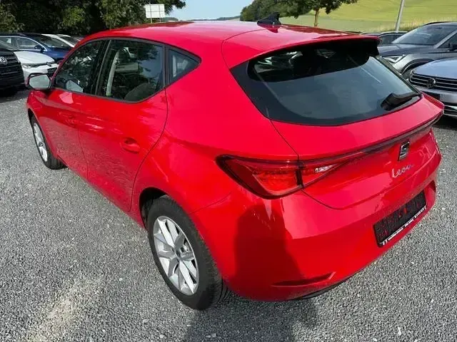 Używany Seat Leon Style 90 KM (66 kW) 2022 Czerwony Sedan/Limuzyna
