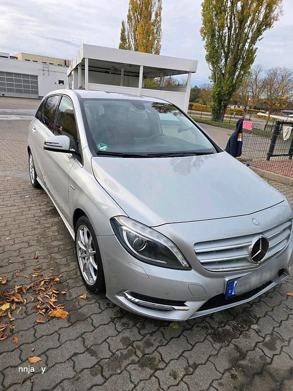 Gebraucht Mercedes B180 109 PS (80 kW) 2012 Silber Van / Kleinbus