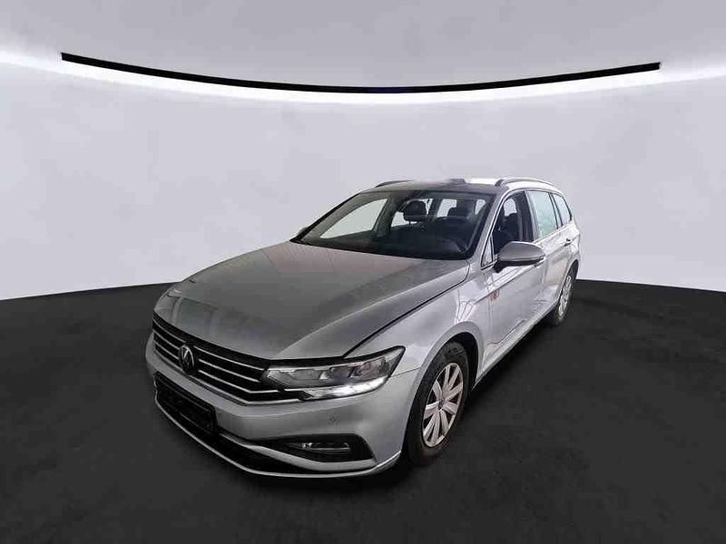 Gebraucht VW Passat 150 PS (110 kW) 2023 Scale silver Kombi