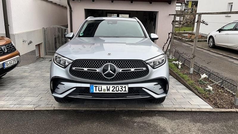 Silber Gebraucht 2023 Mercedes GLC220 Limousine | 54.500 € (Etwas zu teuer) - Bild 1/4