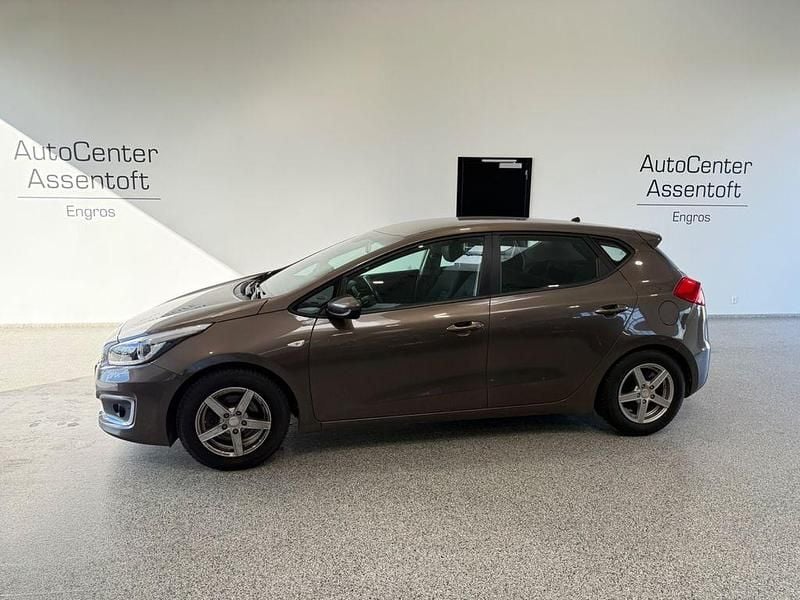 Grau Gebraucht 2016 Kia Ceed Edition 7 Limousine | 5.800 € (Guter Preis) - Bild 1/3