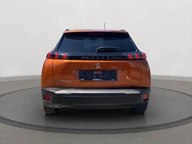 Gebraucht Peugeot e-2008 Allure 100 kW (136 PS) 2022 Braun (metallic) SUV