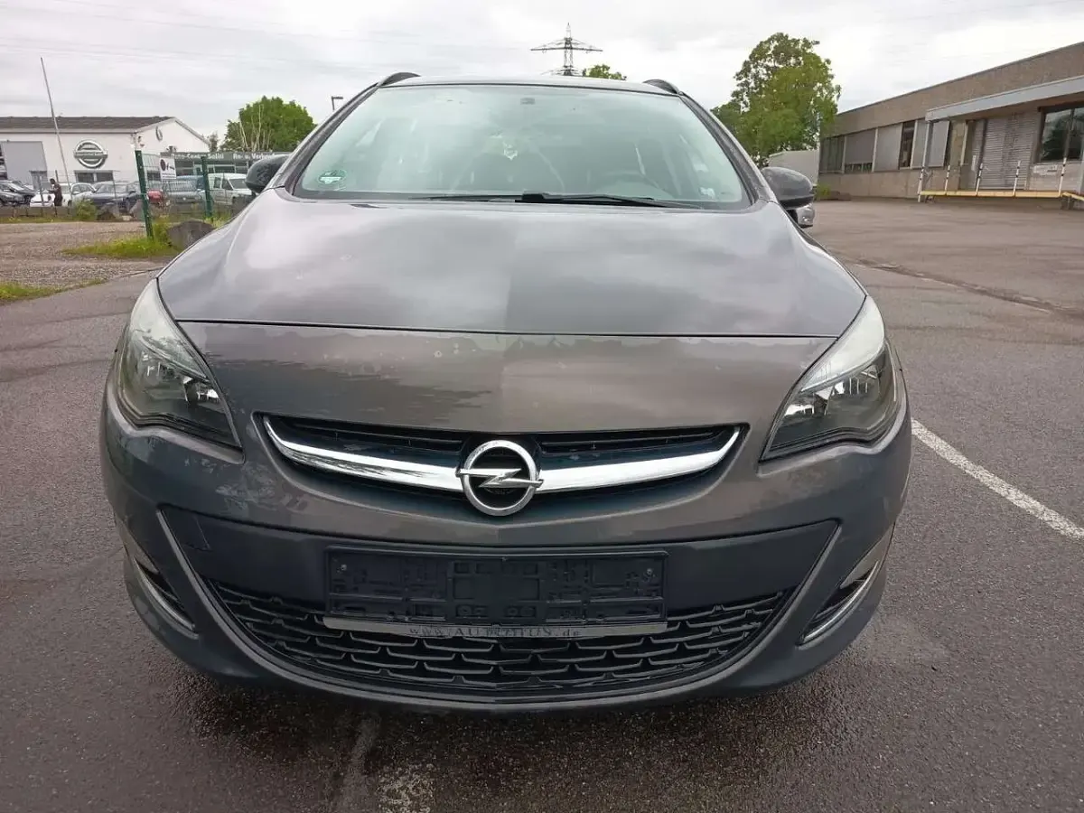 Gebraucht Opel Astra Edition 110 PS (80 kW) 2013 Grau Kombi