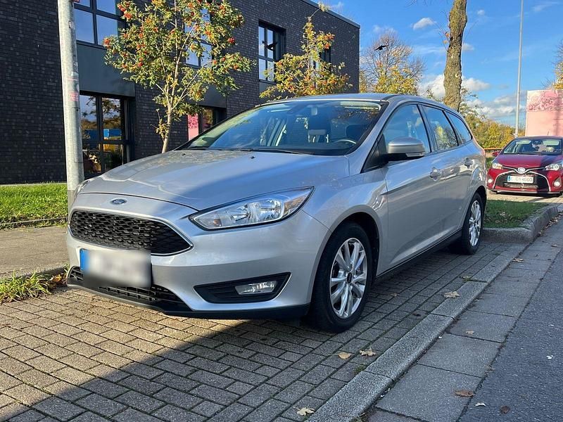 Silber Gebraucht 2015 Ford Focus Business Edition Kombi | 5.599 € (Fairer Preis) - Bild 1/4