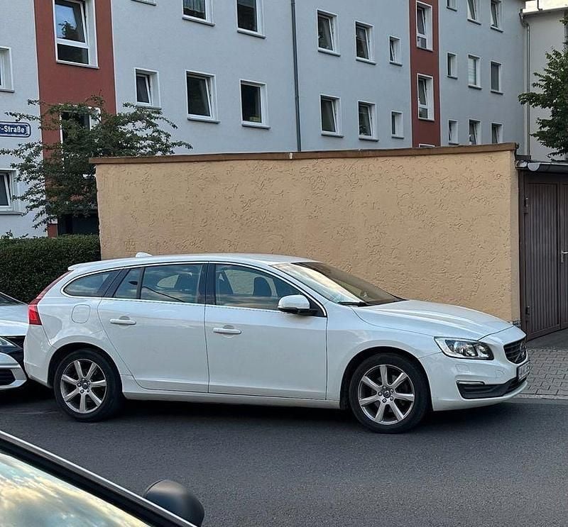Gebraucht Volvo V60 Momentum 150 PS (110 kW) 2017 Weiß Kombi