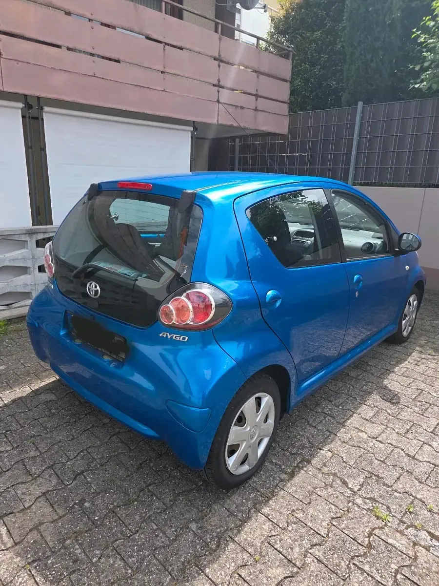 Gebraucht Toyota Aygo 68 PS (50 kW) 2011 Blau Kleinwagen