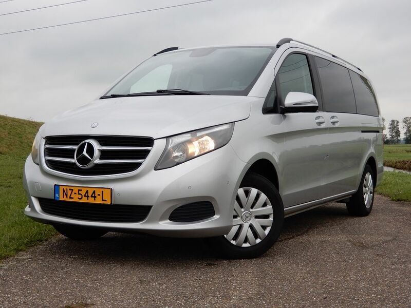 Silber Gebraucht 2017 Mercedes V200 Van / Kleinbus | 19.995 € - Bild 1/4