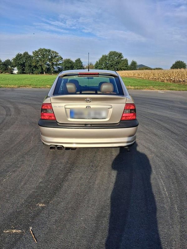 Gebraucht Opel Vectra 170 PS (125 kW) 1998 Gold Limousine