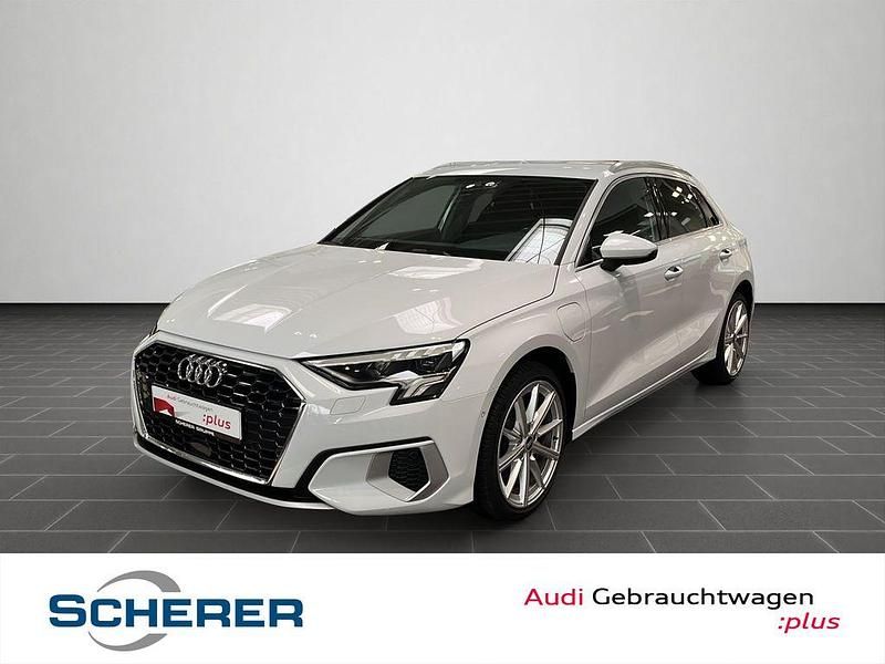 Gletscherweiß metallic (metallic) Gebraucht 2021 Audi A3 Sportback e-tron Advanced Plus Limousine | 24.990 € (Fairer Preis) - Bild 1/4
