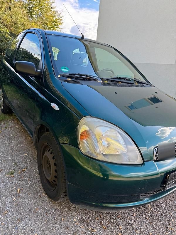 Grün Gebraucht 2001 Toyota Yaris Kleinwagen | 950 € (Guter Preis) - Bild 1/4