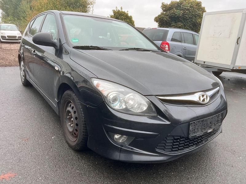 Schwarz Gebraucht 2011 Hyundai i30 Edition Kleinwagen | 1.690 € - Bild 1/4