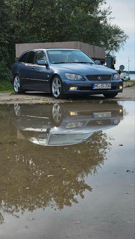 Violet Gebraucht 2004 Lexus IS200 Kombi | 6.999 € - Bild 1/2