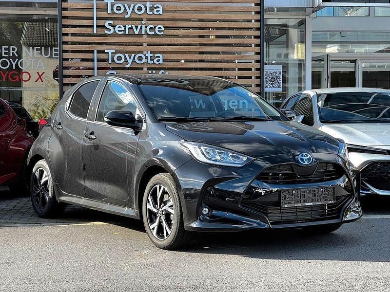 Schwarz Neu 2025 Toyota Yaris Hybrid Limousine | 28.590 € (Etwas zu teuer) - Bild 1/4