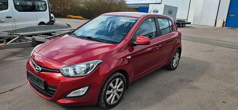 Gebraucht Hyundai i20 Style 101 PS (74 kW) 2013 Rot Kleinwagen
