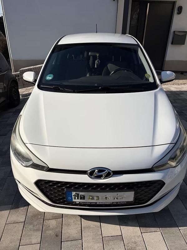Gebraucht Hyundai i20 75 PS (55 kW) 2016 Weiß Kleinwagen