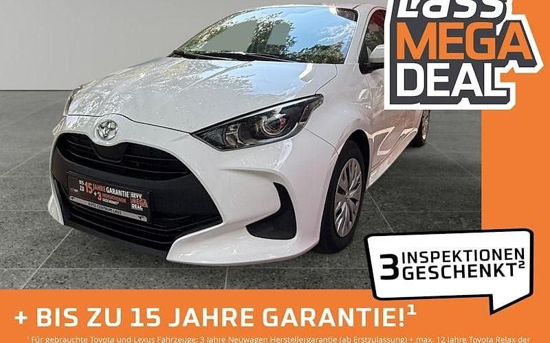 Schneeweiß Gebraucht 2022 Toyota Yaris Basis Limousine | 12.480 € (Fairer Preis) - Bild 1/4