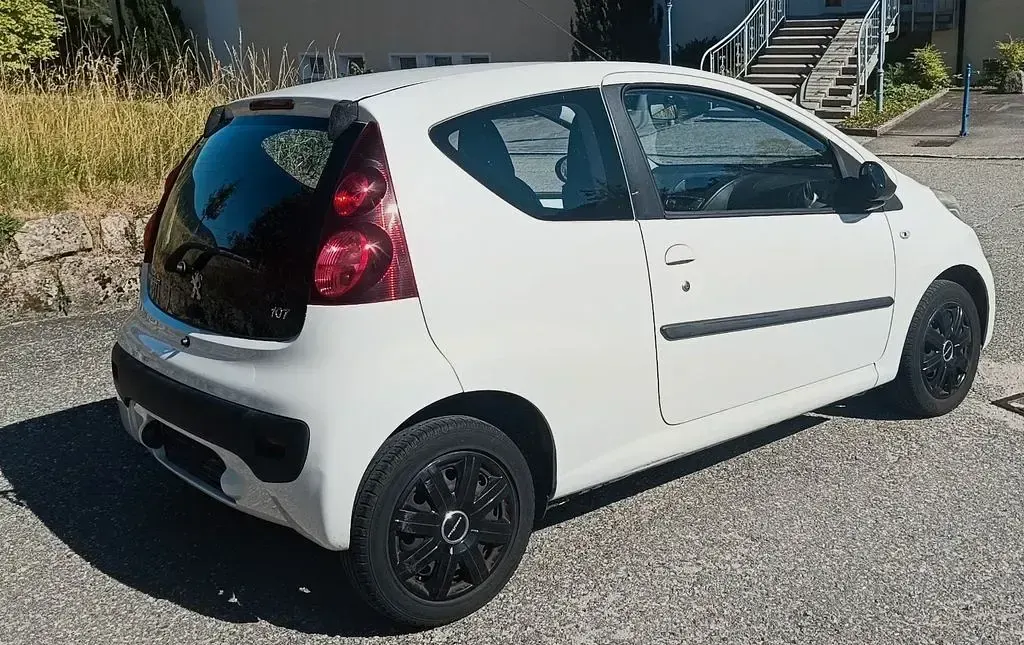 Gebraucht Peugeot 107 Active 68 PS (50 kW) 2013 Weiß Kleinwagen