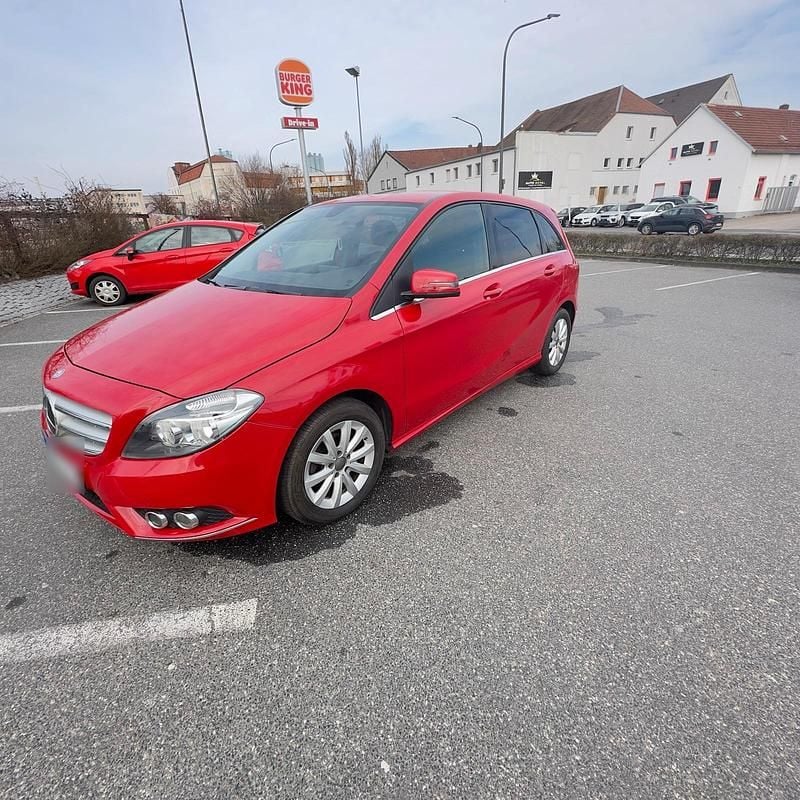 Gebraucht Mercedes B180 109 PS (80 kW) 2015 Rot Van / Kleinbus