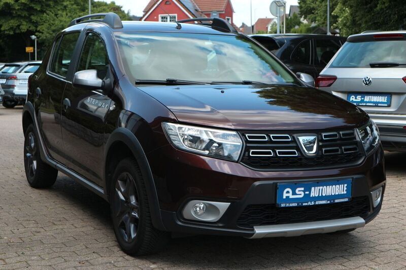 Braun Gebraucht 2017 Dacia Sandero Celebration Kleinwagen | 5.900 € (Guter Preis) - Bild 1/4