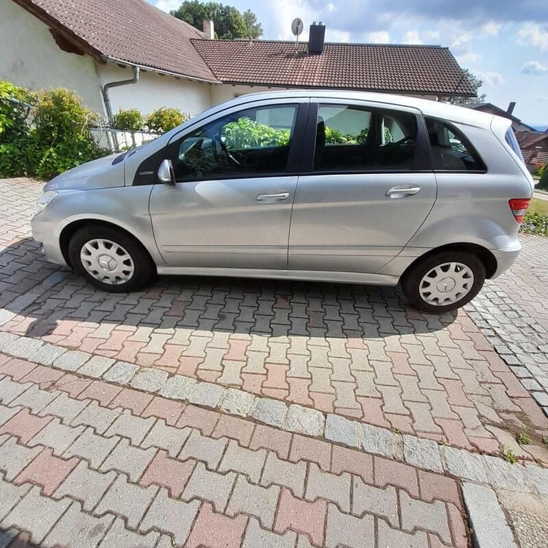 Silber Gebraucht 2011 Mercedes B160 Van / Kleinbus | 6.490 € (Fairer Preis) - Bild 1/4