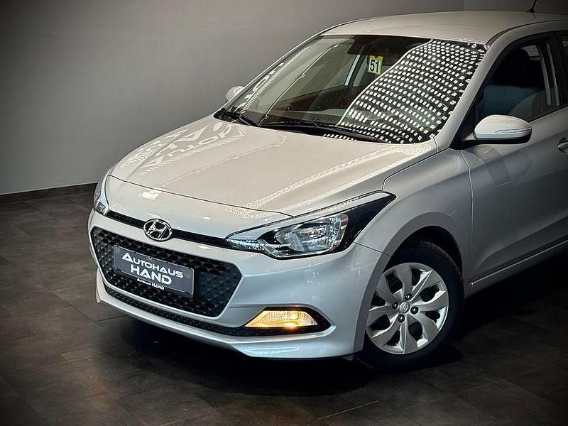 Gebraucht Hyundai i20 Classic 84 PS (61 kW) 2016 Silber Limousine