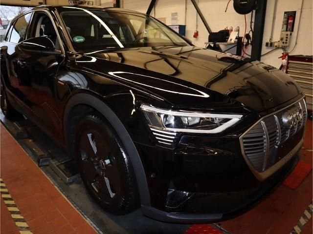 Gebraucht Audi e-tron Basis 230 kW (313 PS) 2021 Schwarz SUV