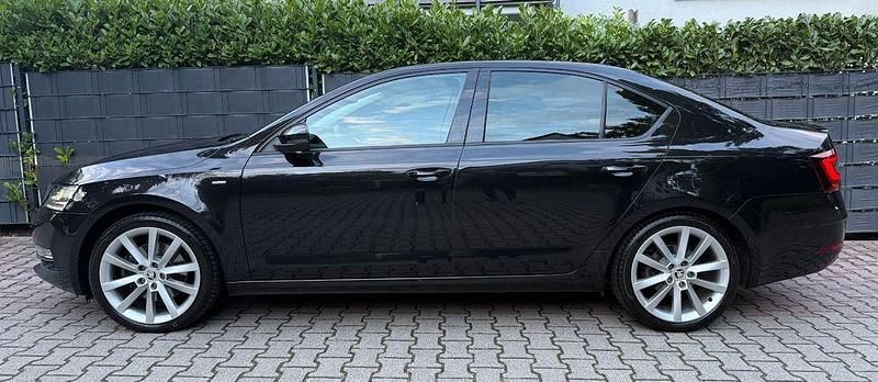 Schwarz Gebraucht 2018 Skoda Octavia Limousine | 15.900 € (Fairer Preis) - Bild 1/4