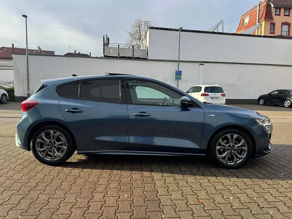 Gebraucht Ford Focus ST-Line X 116 PS (85 kW) 2023 Chromablau metallic Limousine