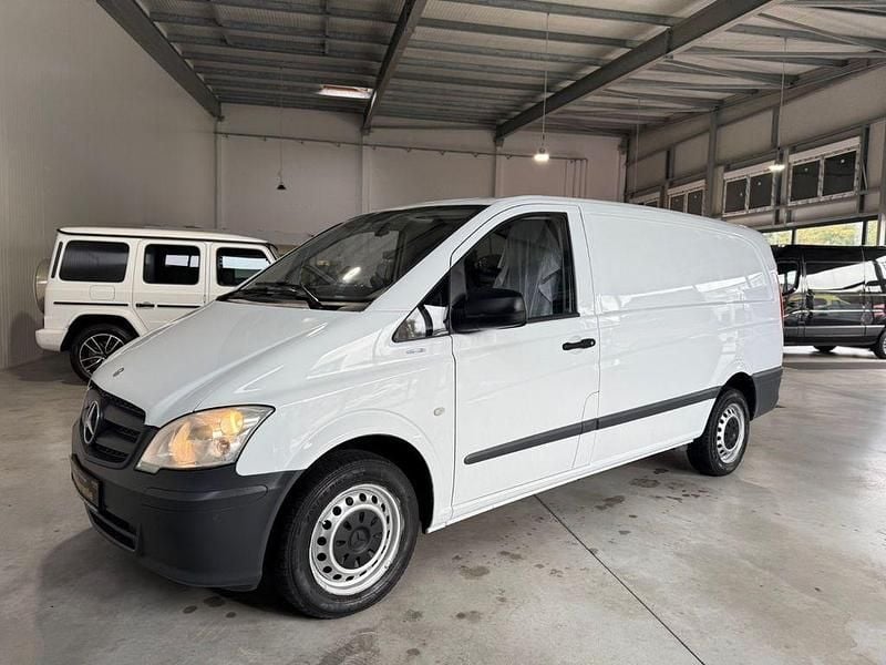Arktikweiss Gebraucht 2011 Mercedes Vito Van / Kleinbus | 9.200 € (Fairer Preis) - Bild 1/4