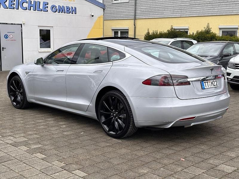 Gebraucht Tesla Model S Performance 567 kW (772 PS) 2015 Silber metallic Kleinwagen