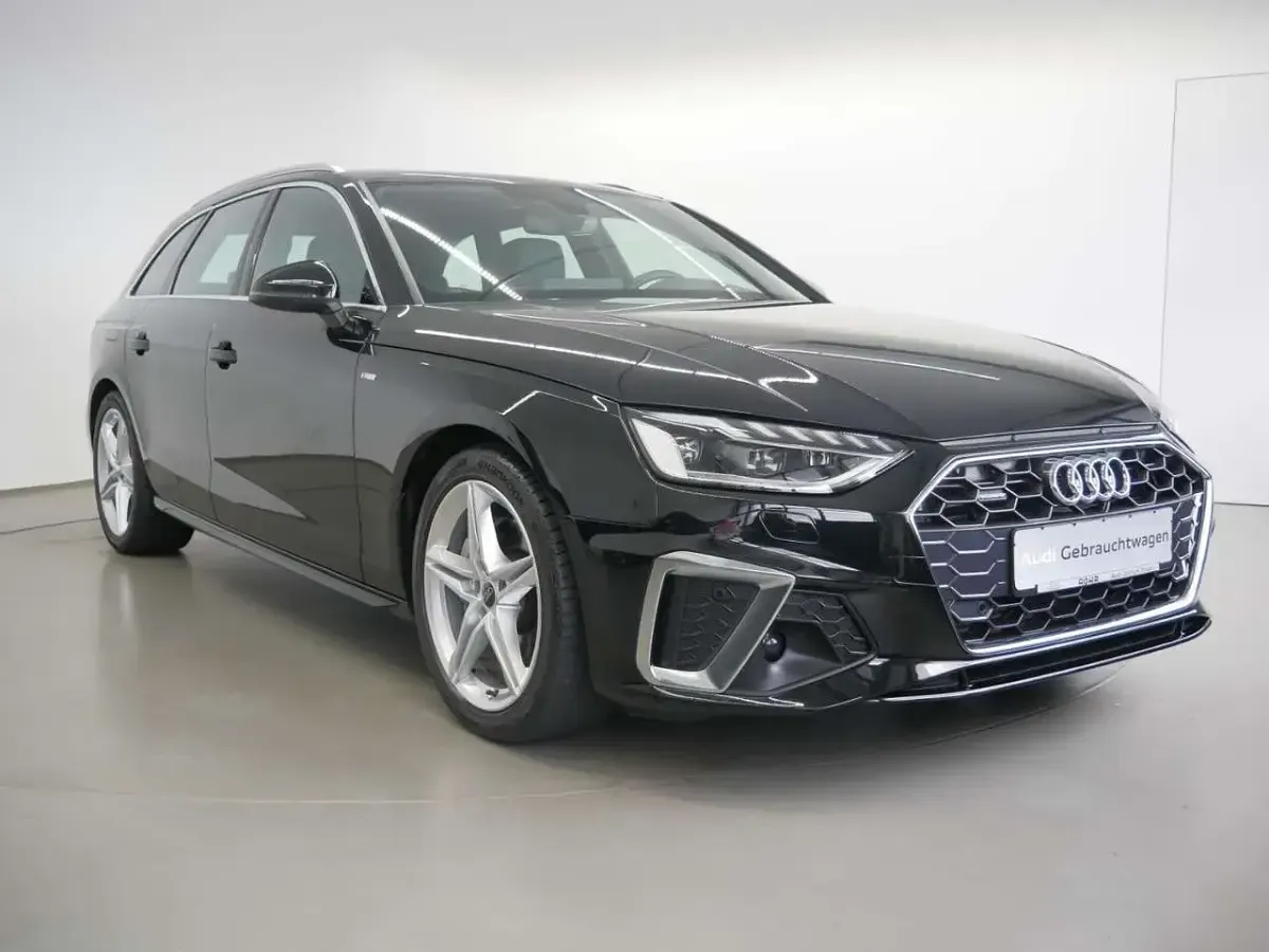 Gebraucht Audi A4 S-Line 204 PS (150 kW) 2023 Mythosschwarz metallic Kombi