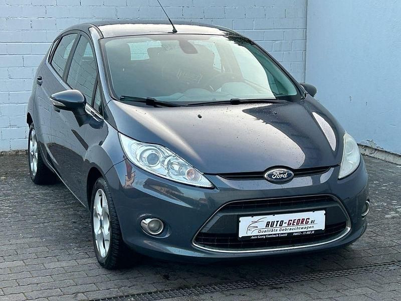 Grau Gebraucht 2011 Ford Fiesta Titanium Limousine | 3.300 € (Fairer Preis) - Bild 1/4