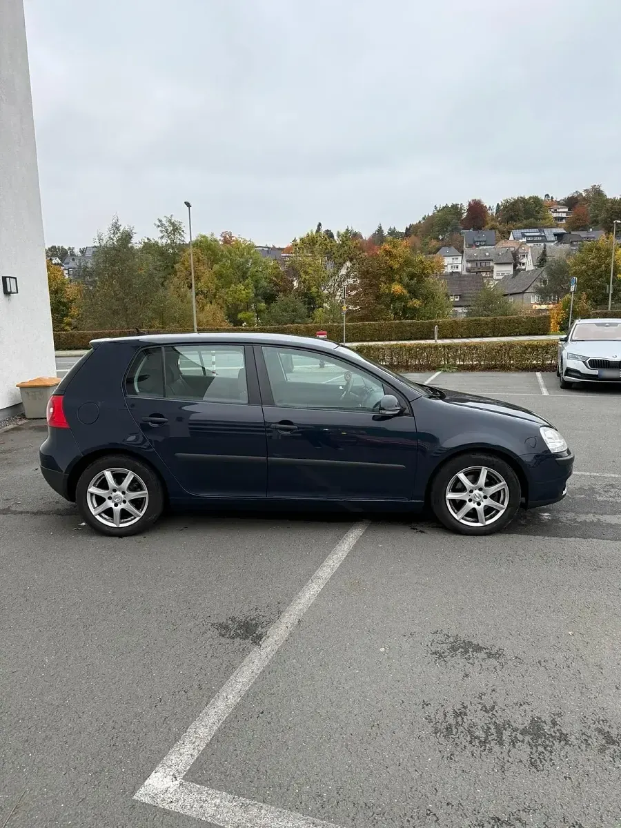 Gebraucht VW Golf V 105 PS (77 kW) 2004 Blau Kleinwagen