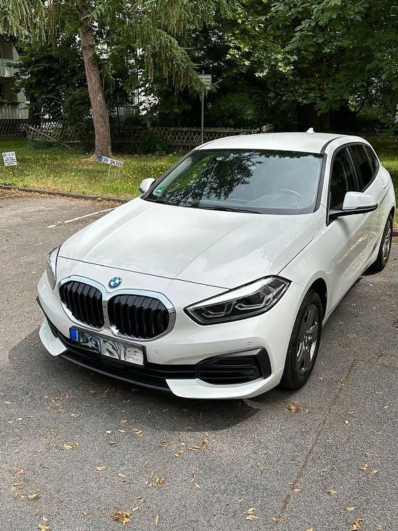 Weiß Gebraucht 2022 BMW 118 Sport Line Kleinwagen | 20.300 € (Guter Preis) - Bild 1/4