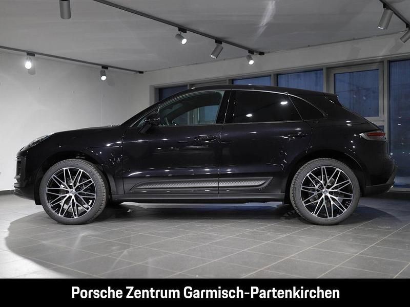 Gebraucht Porsche Macan 265 PS (194 kW) 2023 Tiefschwarzmetallic SUV