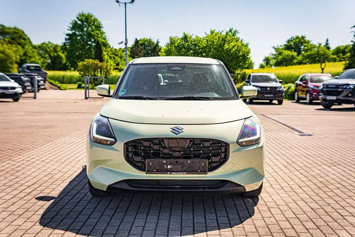 Gebraucht Suzuki Swift Comfort+ 83 PS (61 kW) 2024 Cool yellow metallic Kleinwagen