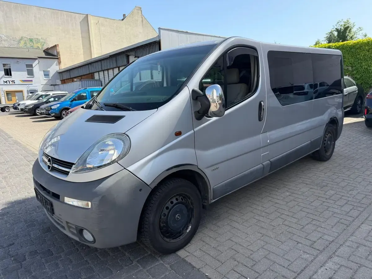 Używany Opel Vivaro 101 KM (74 kW) 2005 Srebrny Minivan