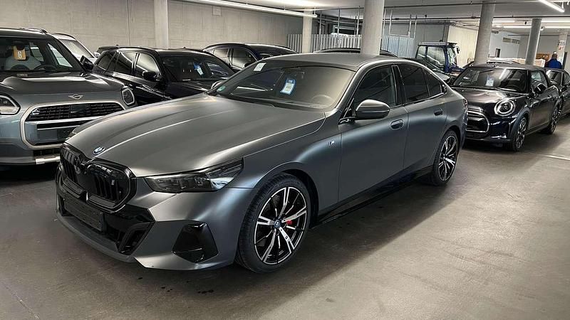 Grau Gebraucht 2024 BMW i5 Comfort Edition Limousine | 59.000 € (Fairer Preis) - Bild 1/4