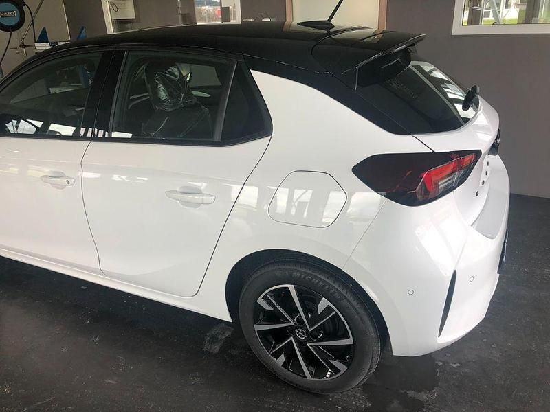Używany Opel Corsa 101 KM (74 kW) 2025 Biały Sedan/Limuzyna