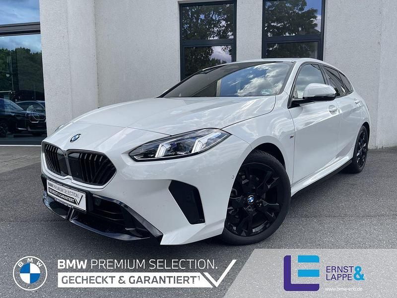 Alpinweiss Gebraucht 2024 BMW 120 M Sport Kleinwagen | 35.440 € (Fairer Preis) - Bild 1/4