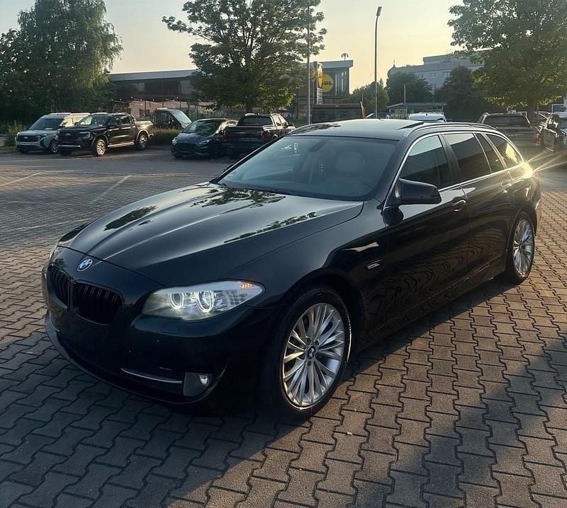 Schwarz Gebraucht 2011 BMW 520 Kombi | 8.200 € (Superpreis) - Bild 1/4