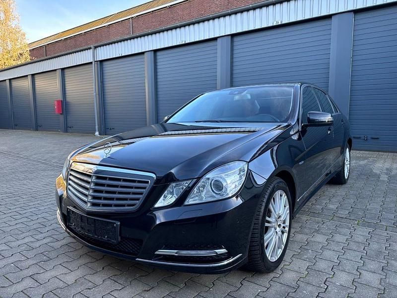 Schwarz Gebraucht 2012 Mercedes E220 Elegance Limousine | 13.490 € (Fairer Preis) - Bild 1/4