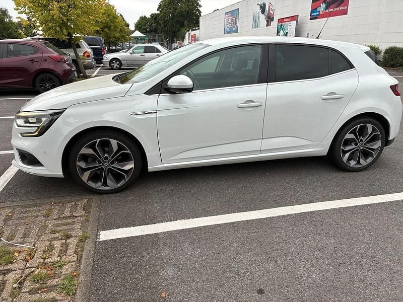 Weiß Gebraucht 2016 Renault Mégane IV Bose Edition Limousine | 9.300 € (Fairer Preis) - Bild 1/4