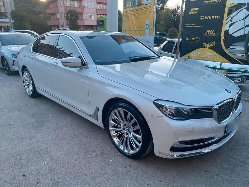 Weiß Gebraucht 2016 BMW 750L Exclusive Limousine | 28.200 € (Fairer Preis) - Bild 1/4