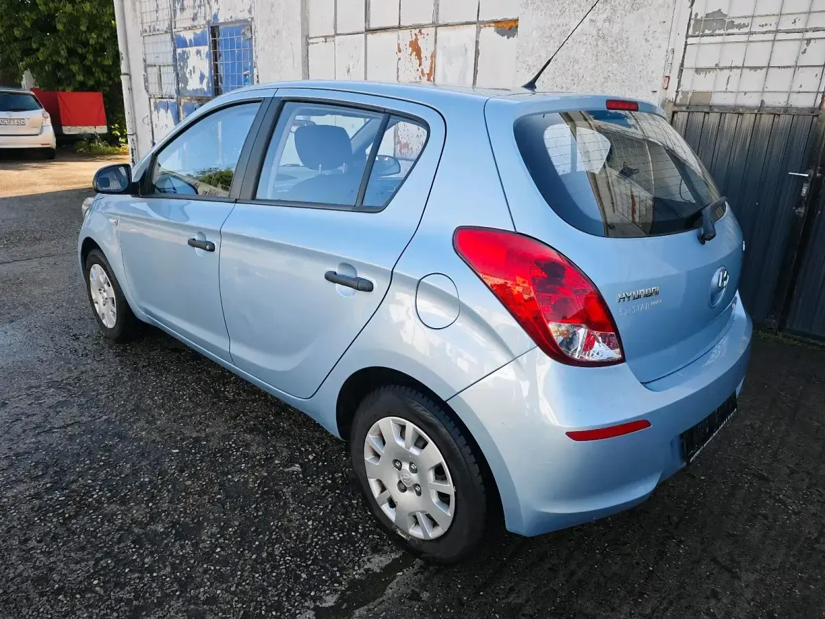 Gebraucht Hyundai i20 75 PS (55 kW) 2013 Blau Kleinwagen