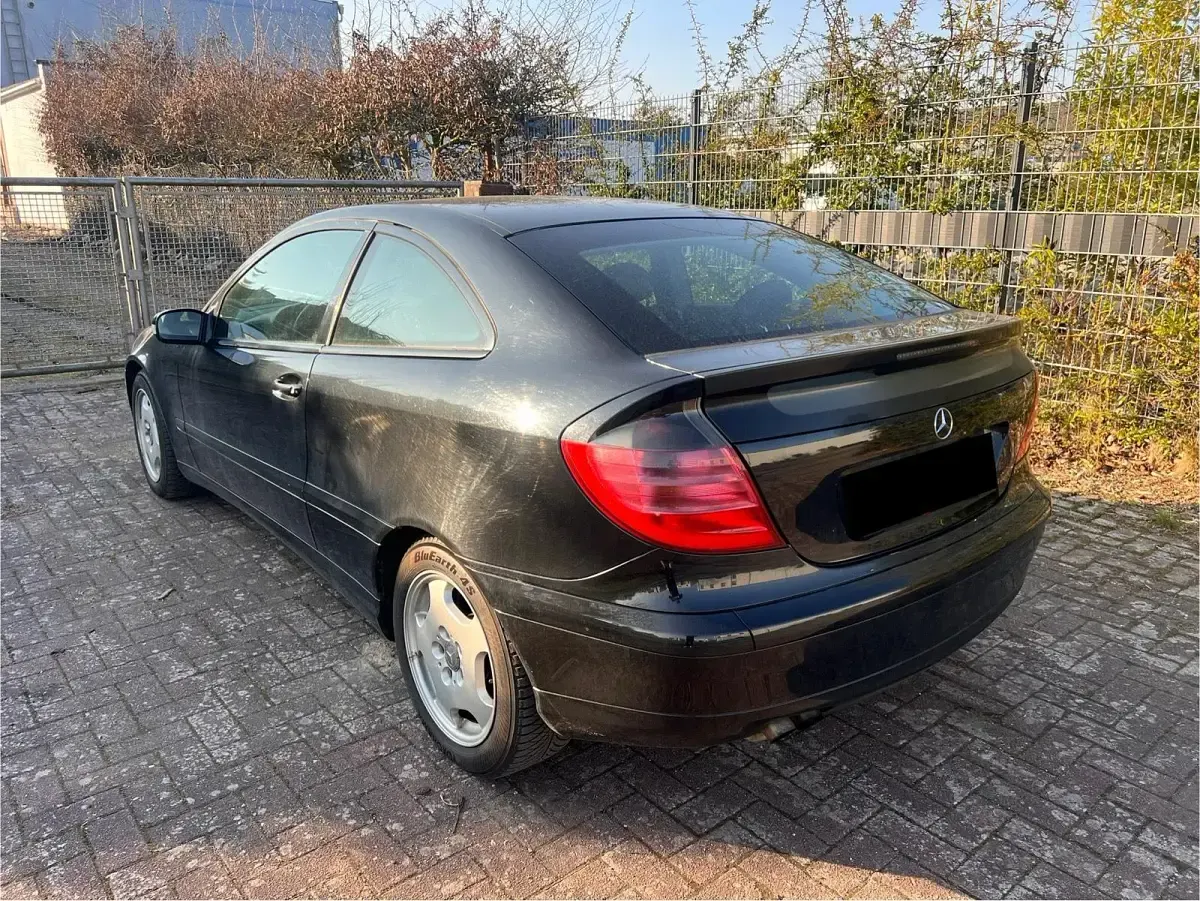 Gebraucht Mercedes C220 140 PS (102 kW) 2003 Schwarz Coupé