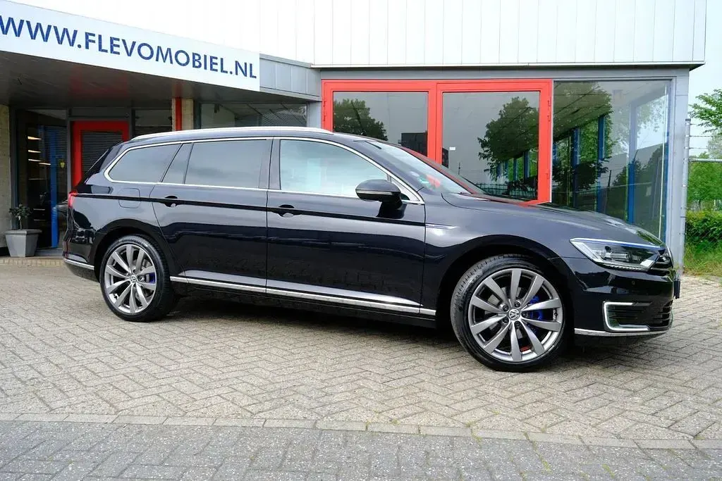 Gebraucht VW Passat Highline 156 PS (114 kW) 2015 Schwarz Kombi