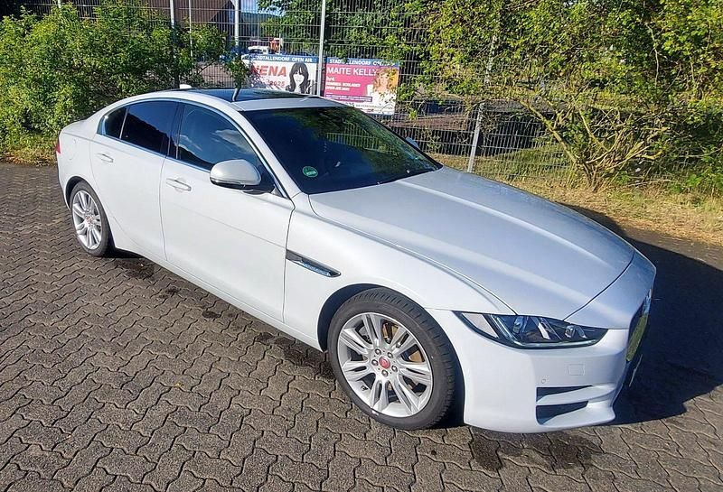 Weiß Gebraucht 2017 Jaguar XE Prestige Limousine | 8.700 € (Superpreis) - Bild 1/4