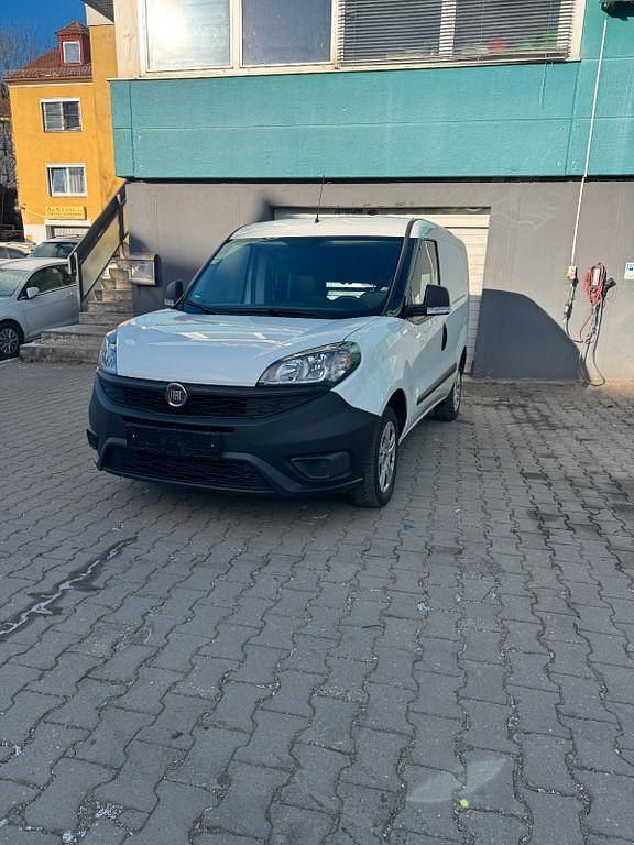 Weiß Gebraucht 2019 Fiat Doblò Basis Van / Kleinbus | 9.990 € (Fairer Preis) - Bild 1/4
